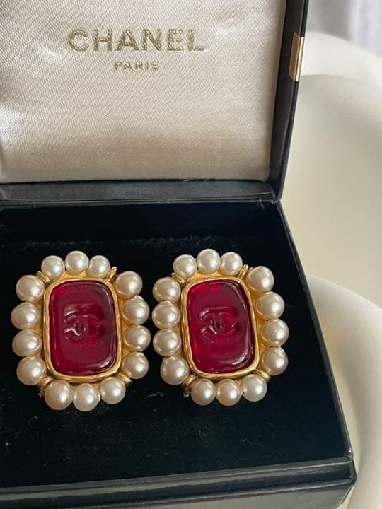 Vintage CHANEL 94A Coco Mark CC Red Gripoix and Faux Pearl Earring No Box: Vintage CHANEL 94A Coco Mark CC Red Gripoix and Faux Pearl Earring No Box Item Specifics: Brand: CHANEL Type: earring Closure: Clip-On Color: Gold Style: Earrings Main Stone Color: Red Material: Metal