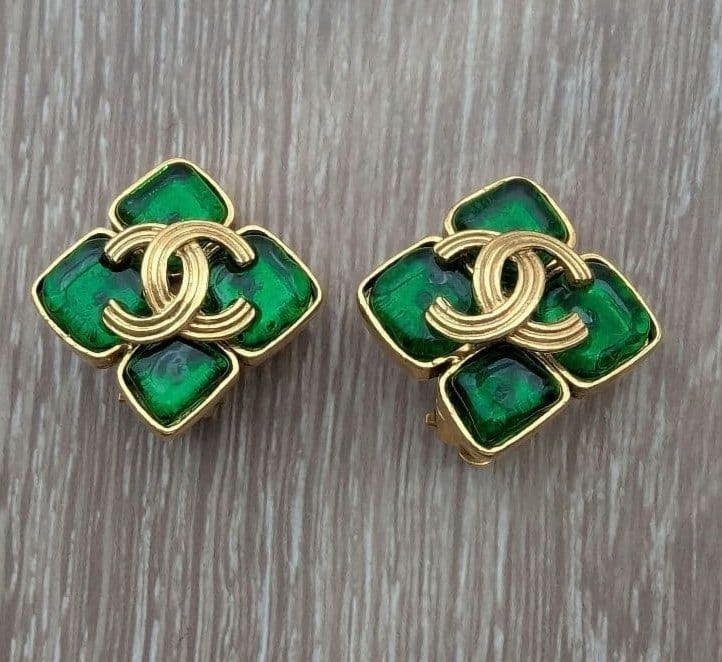 Green Gripoix Clip-on Gold tone Coco Chanel Vintage 94A Earring: Green Gripoix Clip-on Gold tone Coco Chanel Vintage 94A Earring Item Specifics: Brand: CHANEL Type: Gripoix Closure: Clip-On Color: Gold Style: Earrings Main Stone Color: Green Main Stone: Gripoix Vin