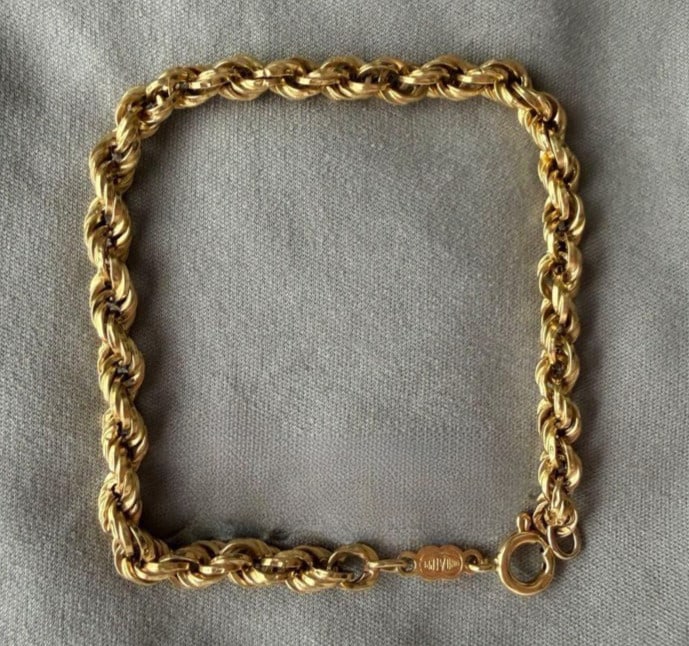 Yellow Gold Twist Rope Chain with Pouch Italy 7.3in 18k Yellow Gold: Yellow Gold Twist Rope Chain with Pouch Italy 7.3in 18k Yellow Gold Item Specifics: Shape: Round Occasion: Anniversary Birthday Christmas Engagement Graduation Mother's Day Valentine's Day Wedding Met