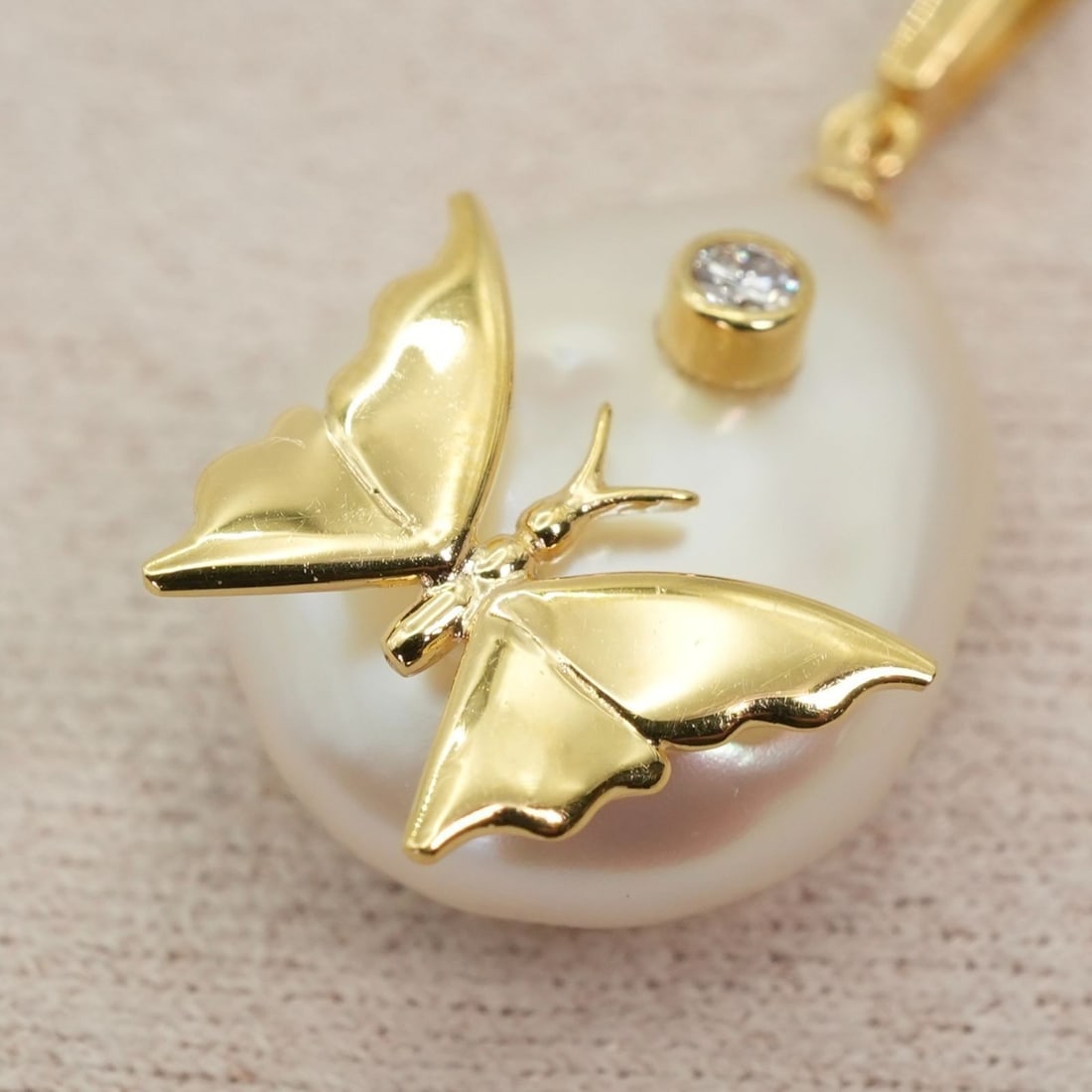 Mikimoto Butterfly Pearl Diamond Pendant 18k Yellow Gold Top Charm: Mikimoto Butterfly Pearl Diamond Pendant 18k Yellow Gold Top Charm Item Specifics: Occasion: Anniversary Birthday Christmas Confirmation/Communion Engagement Graduation Mother's Day Valentine's Day We