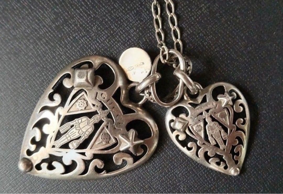 Gucci Crest Heart Toggle Necklace Chain Pendant Sterling Silver w/ Original Box: Gucci Crest Heart Toggle Necklace Chain Pendant Sterling Silver w/ Original Box Item Specifics: Brand: Gucci Type: Necklace Metal Purity: 925 Color: Silver Base Metal: Sterling Silver Style: Pendant M