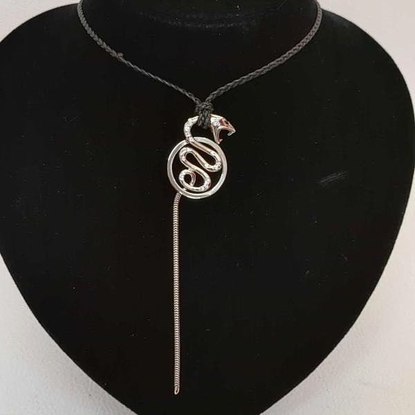 White Gold Diamond Necklace 18k Pendant Serpent Boucheron Trouble: White Gold Diamond Necklace 18k Pendant Serpent Boucheron Trouble Item Specifics: Pendant Shape: Snake Main Stone Creation: Natural Occasion: Anniversary Birthday Christening Christmas Confirmation/Co
