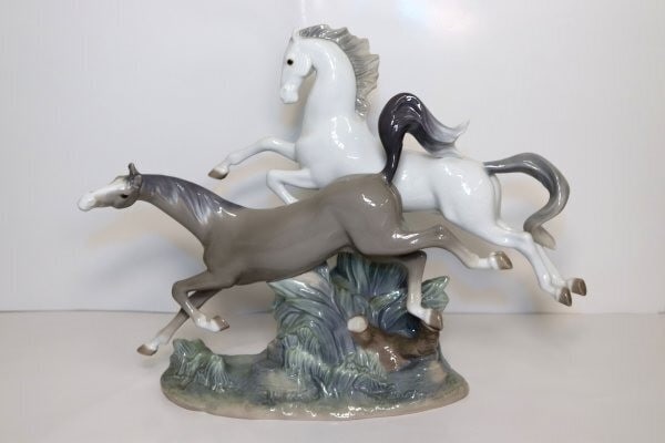 Lladro Running Horse Two Horses Porcelain Figurine Spain 12in Rare Decor: Lladro Running Horse Two Horses Porcelain Figurine Spain 12in Rare Decor Item Specifics: Occasion: All Occasions Size: Large Item Length: 15 in Number In Pack: 1 Item Height: 12 in Style: retired 2000