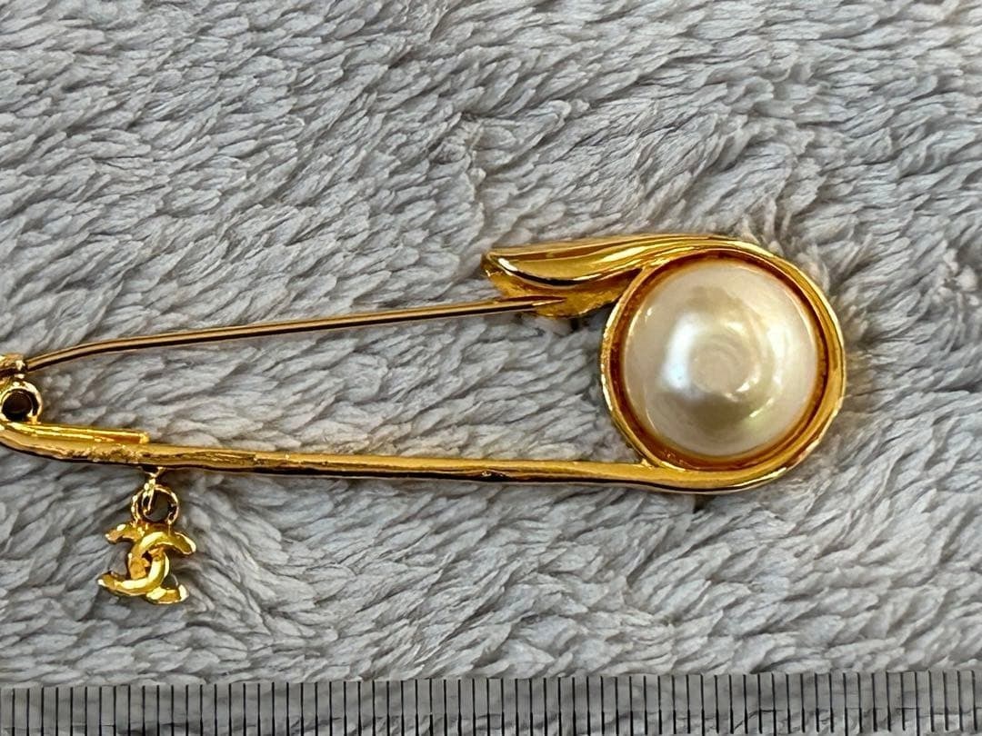 CHANEL Faux Pearl Safety Pin Vintage Rare Accessory Perfect for Scarves & Wraps: CHANEL Faux Pearl Safety Pin Vintage Rare Accessory Perfect for Scarves & Wraps Item Specifics: Primary Material: Faux Pearl Metal Color: Gold Material: Faux Pearl Metal California Prop 65 Warning: No