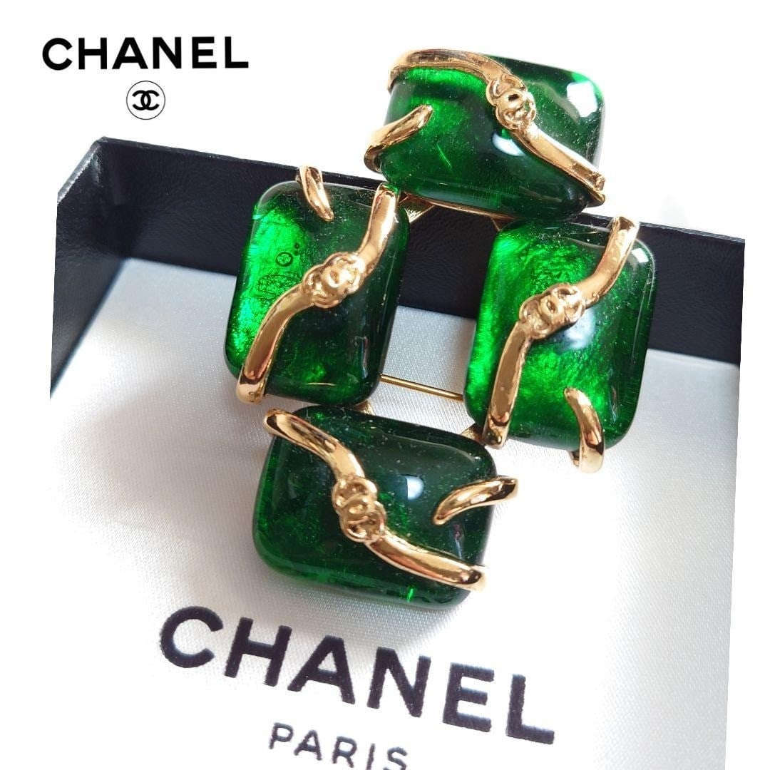 Vintage CHANEL 94P Coco Mark CC Green Gripoix Pin Brooch Gold tone in Rare: Vintage CHANEL 94P Coco Mark CC Green Gripoix Pin Brooch Gold tone in Rare Item Specifics: Brand: CHANEL Type: Brooch Color: Gold Material: Metal Main Stone Color: Green Main Stone: Gripoix Vintage: Y