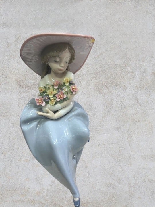 Wrapped in the Fragrance of Flowers Girl Figurine Spain Decor: Wrapped in the Fragrance of Flowers Girl Figurine Spain Decor Item Specifics: Occasion: All Occasions Size: Medium Number In Pack: 1 Item Height: 12cm Style: Traditional Handmade: Yes Item Width: 20cm