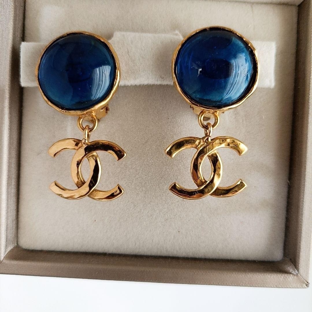 Vintage CHANEL 96P Coco Mark CC Blue Gripoix Dangle Earring Gold Plated: Vintage CHANEL 96P Coco Mark CC Blue Gripoix Dangle Earring Gold Plated Item Specifics: Shape: Round Closure: Clip-On Color: Gold Main Stone Color: Blue Material: Metal Metal: Gold Plated Main Stone: 