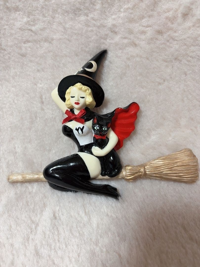 Lady Weird Object Witches Night Out Resin Handmade Wall Decor Collectible (1 of 3)