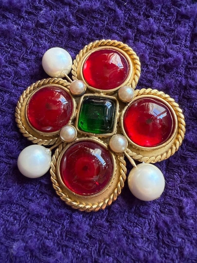 Vintage CHANEL 2 5 Red and Green Gripoix Faux Pearl Pin Brooch: Vintage CHANEL 2 5 Red and Green Gripoix Faux Pearl Pin Brooch Item Specifics: Color: Gold Main Stone Color: Red Green Material: Metal Vintage: Yes Main Stone: Gripoix Brand: CHANEL Setting Style: Bez