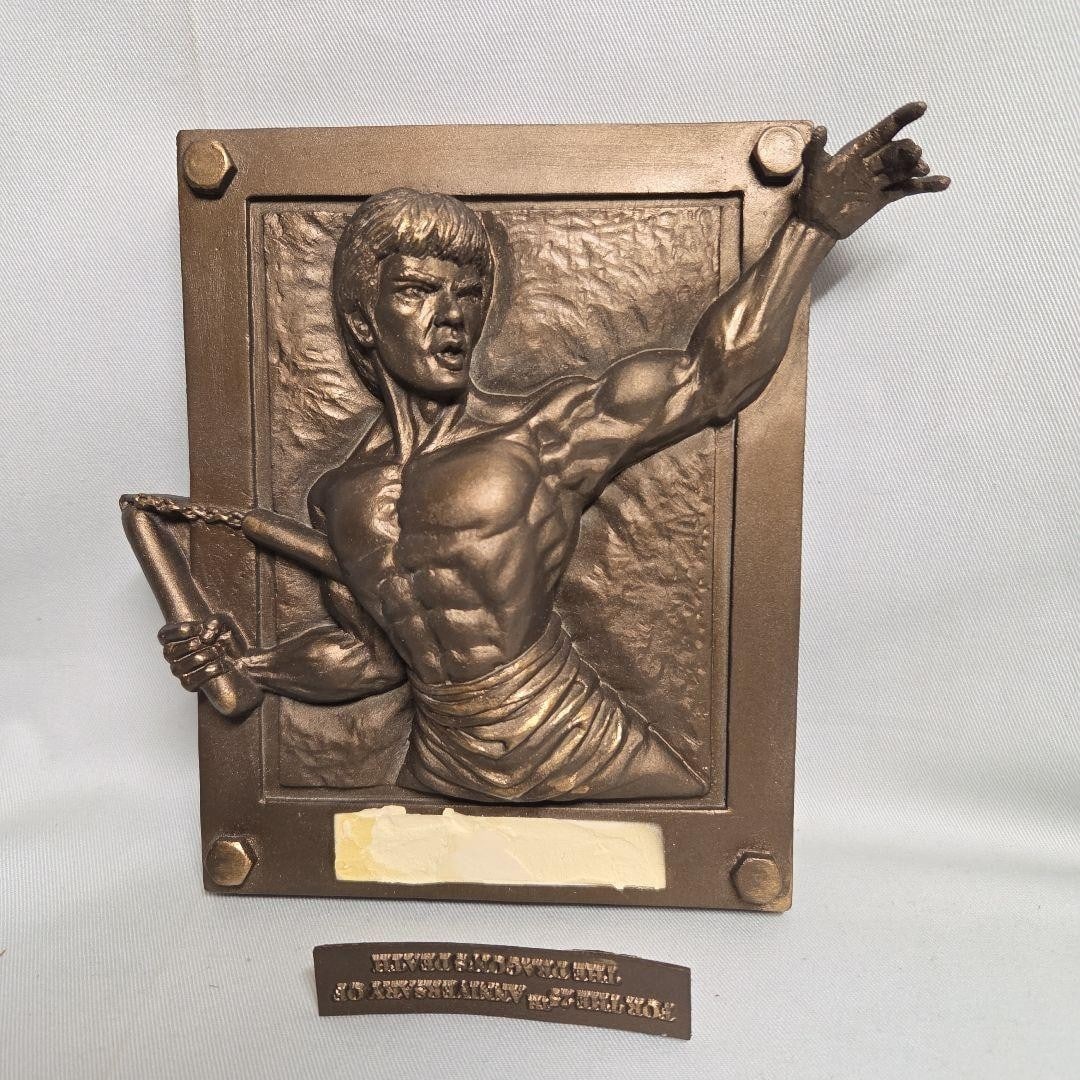 Bruce Lee 25th Anniversary Limited Relief Bronze Collectible Boxed Collectible: Bruce Lee 25th Anniversary Limited Relief Bronze Collectible Boxed Collectible Item Specifics: Brand: NO BRAND Language: Japanese Size: approximately 16.7 cm (height) x 13 cm (width) x 2 cm (depth) Co