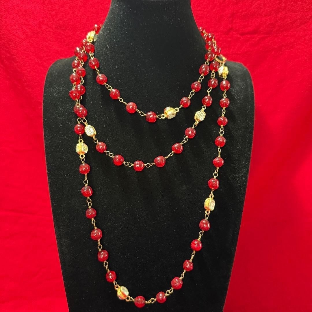 Vintage CHANEL Red Gripoix and Rhinestone Long necklace in Rare: Vintage CHANEL Red Gripoix and Rhinestone Long necklace in Rare Item Specifics: Brand: CHANEL Type: Necklace Color: Gold Style: necklace Main Stone Color: Red Material: Metal Main Stone: Gripoix Vinta