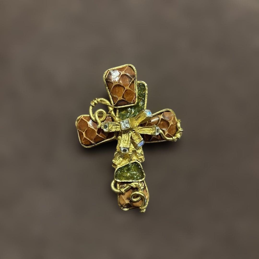 Classic Christian Lacroix Vintage Top Brooch Pendant Jewelry Collectible: Classic Christian Lacroix Vintage Top Brooch Pendant Jewelry Collectible Item Specifics: Brand: Christian Lacroix Country/Region Of Origin: France Color: NA Country: Japan Original/Reproduction: Origi