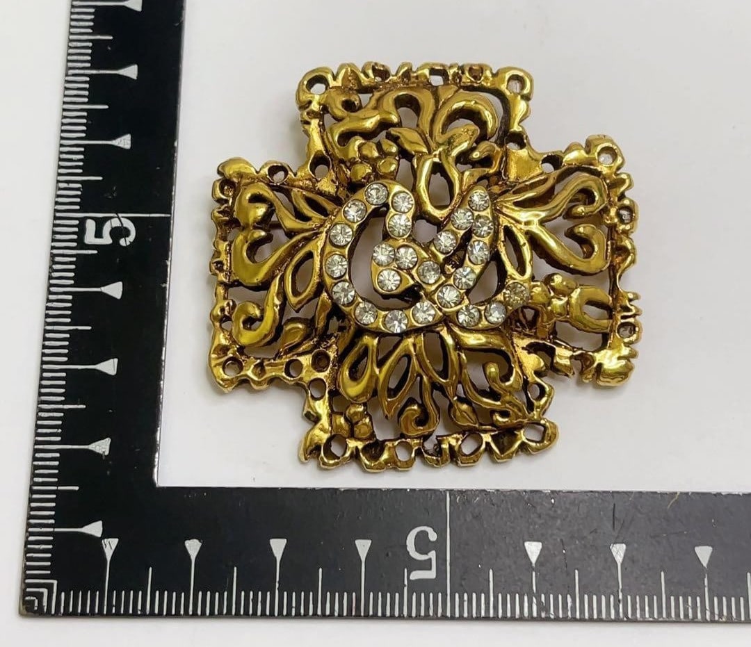 Gold Brooch Vintage Christian Lacroix Rare Logo Hallmarked 5.2cm: Gold Brooch Vintage Christian Lacroix Rare Logo Hallmarked 5.2cm Item Specifics: Primary Material: Metal Color: Gold Material: Metal Brand: Christian Lacroix Country/Region Of Origin: France Country: 