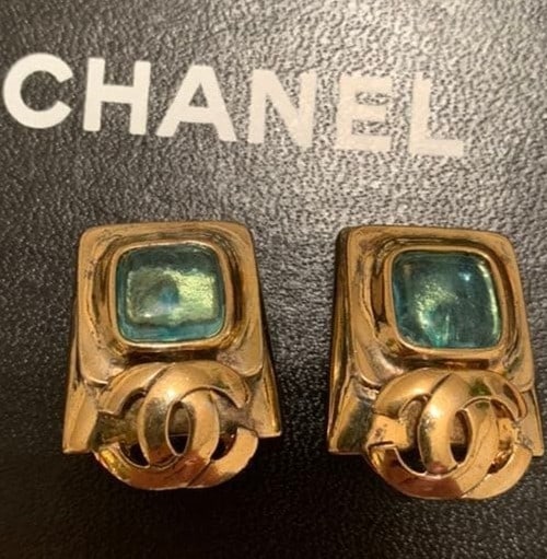 Blue Stone Clip Coco Chanel CC Mark Vintage Earring: Blue Stone Clip Coco Chanel CC Mark Vintage Earring Item Specifics: Brand: CHANEL Type: Earrings Shape: Square Closure: Clip-On Color: Gold Style: Clip-On Main Stone Color: Blue Material: Metal Number