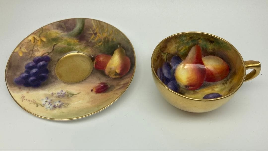 Rare Collectible Antique Royal Worcester 22K Gold Painted Fruit Cup Saucer: Rare Collectible Antique Royal Worcester 22K Gold Painted Fruit Cup Saucer Item Specifics: Origin: NA Number Of Items In Set: NA Shape: NA Signed By: NA Occasion: NA Keeps Cold For: NA Vintage: NA Kee