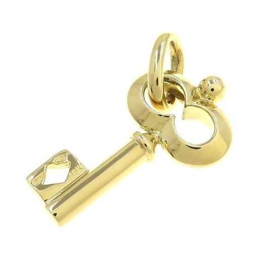 Pomellato 18k Yellow Gold Key Lucky Charm Pendant Necklace Top 5.3g Italy: Pomellato 18k Yellow Gold Key Lucky Charm Pendant Necklace Top 5.3g Italy Item Specifics: Pendant Shape: Key Occasion: Anniversary Birthday Christening Christmas Confirmation/Communion Engagement Grad