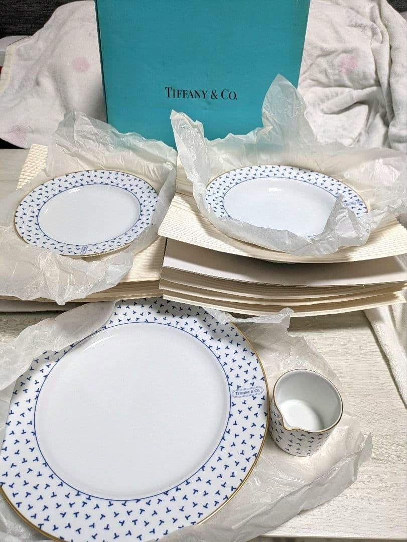 Tiffany Co Dancing T Piece 12 Tableware New Set Porcelain Dinnerware: Tiffany Co Dancing T Piece 12 Tableware New Set Porcelain Dinnerware Item Specifics: Number Of Items In Set: Twelve-Piece Origin: America Shape: Round Occasion: All Occasions Vintage: No Care Instruct