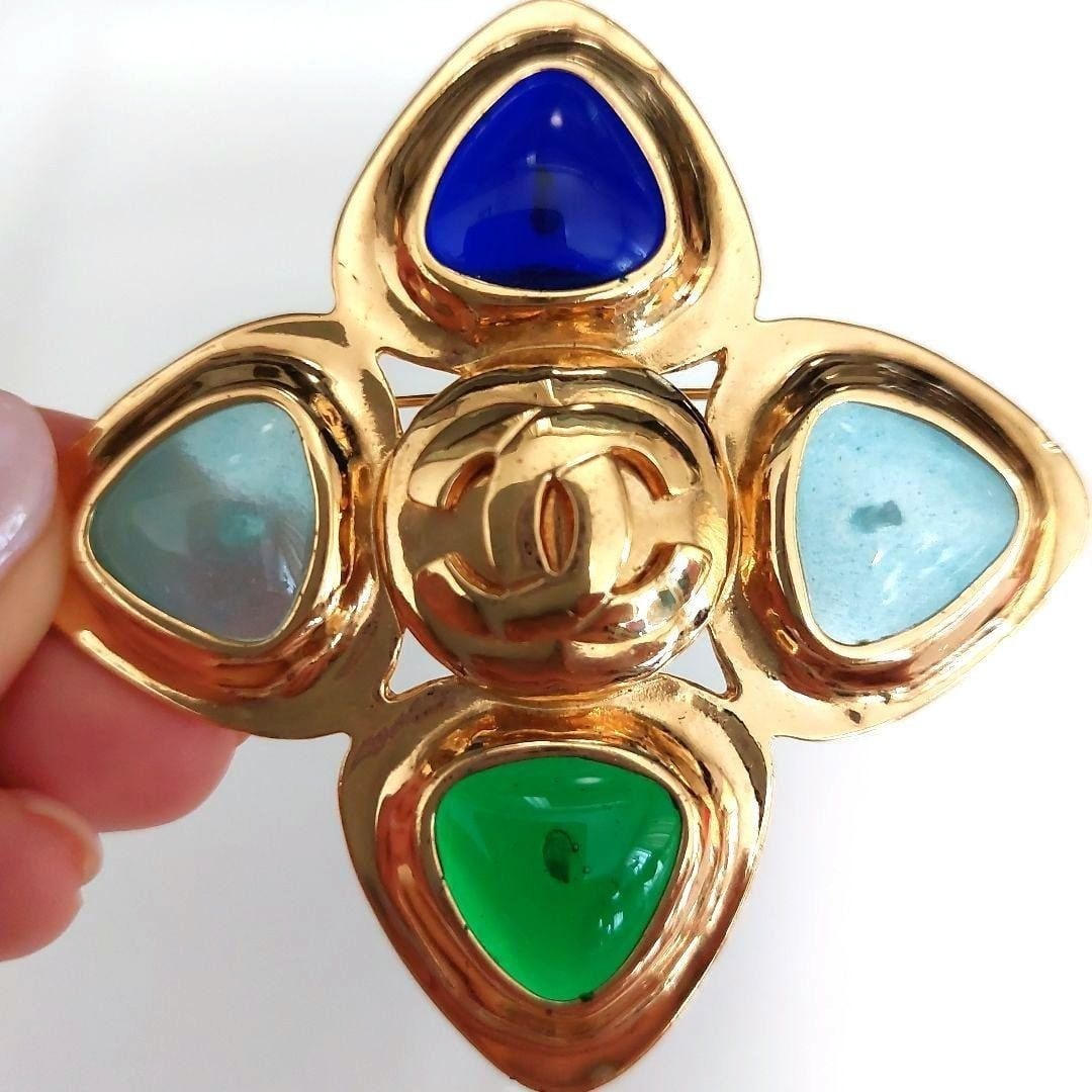 Vintage CHANEL 97P Coco Mark CC Green and Blue Gripoix Pin Brooch: Vintage CHANEL 97P Coco Mark CC Green and Blue Gripoix Pin Brooch Item Specifics: Brand: CHANEL Type: Brooch Color: Gold Material: Metal Main Stone Color: Blue Green Vintage: Yes Main Stone: Gripoix P