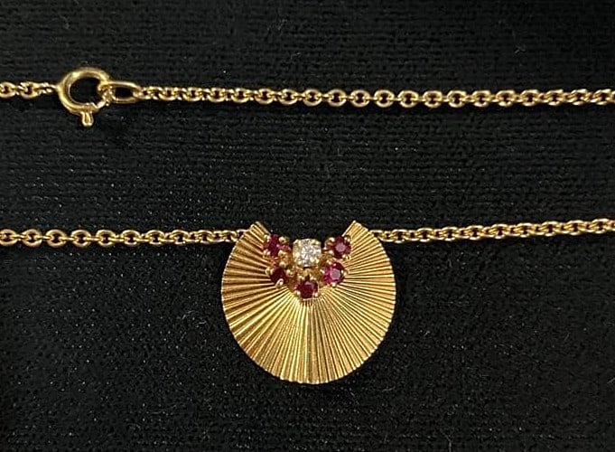 Vintage Tiffany & Co. Ruby Diamond 18k Yellow Gold Fan Shell Necklace Pendant: Vintage Tiffany & Co. Ruby Diamond 18k Yellow Gold Fan Shell Necklace Pendant Item Specifics: Pendant Shape: Fan Number Of Diamonds: 1 Closure: Spring Ring Occasion: Anniversary Birthday Christening C