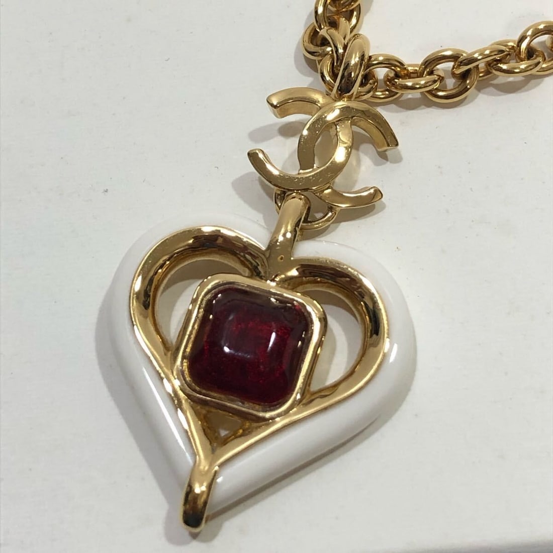 CHANEL B23C Coco Mark CC Red Gripoix Chain Necklace Heart Pendant 20 inches: CHANEL B23C Coco Mark CC Red Gripoix Chain Necklace Heart Pendant 20 inches Item Specifics: Brand: CHANEL Type: Necklace Color: Gold Style: Chain Main Stone Color: Red Material: Metal Number Of Gemsto