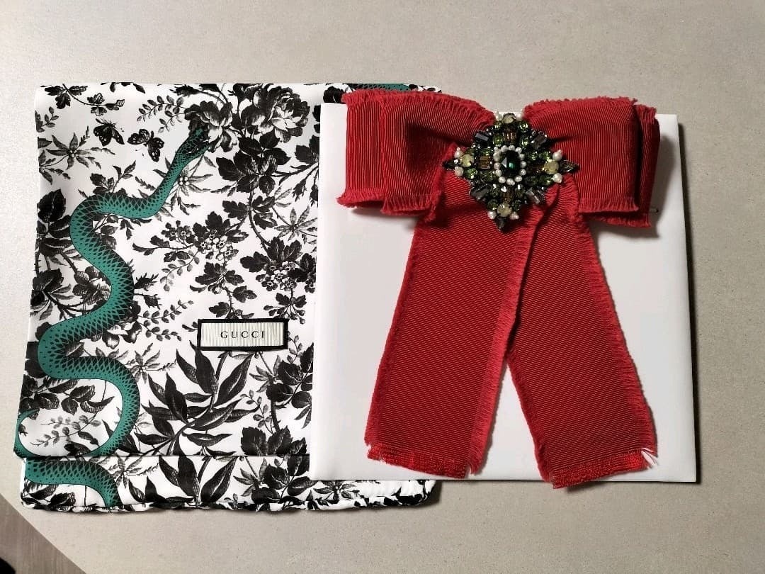 Gucci Red Ribbon Bijou Pin Brooch in excellent condition: Gucci Red Ribbon Bijou Pin Brooch in excellent condition Item Specifics: Brand: GUCCI Type: Brooch Color: Red Material: Fabric Product Disclaimer: Items may exhibit light wear, such as minor scratches