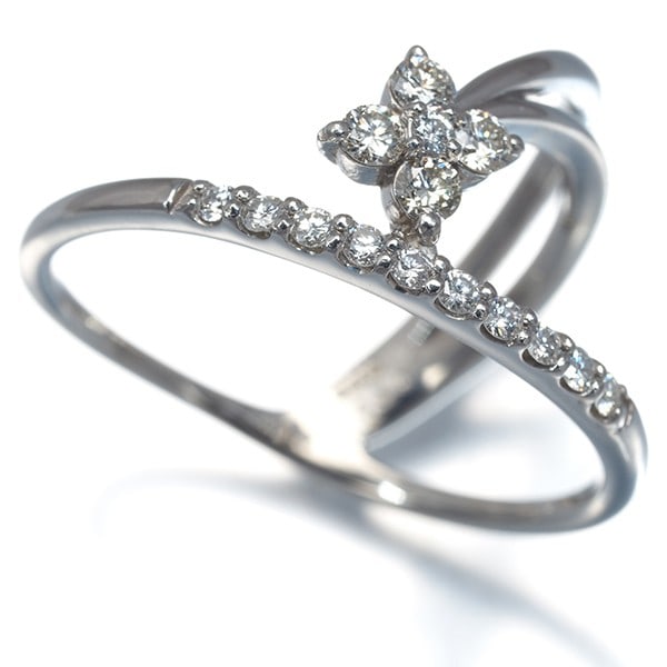 Diamond 0.30Ct Flower Index Ring 900 Platinum: Diamond 0.30Ct Flower Index Ring 900 Platinum 900 Platinum Diamond 0.30Ct Flower Index Ring is a stunning piece featuring a natural diamond set in a platinum band. The ring boasts a delicate flower