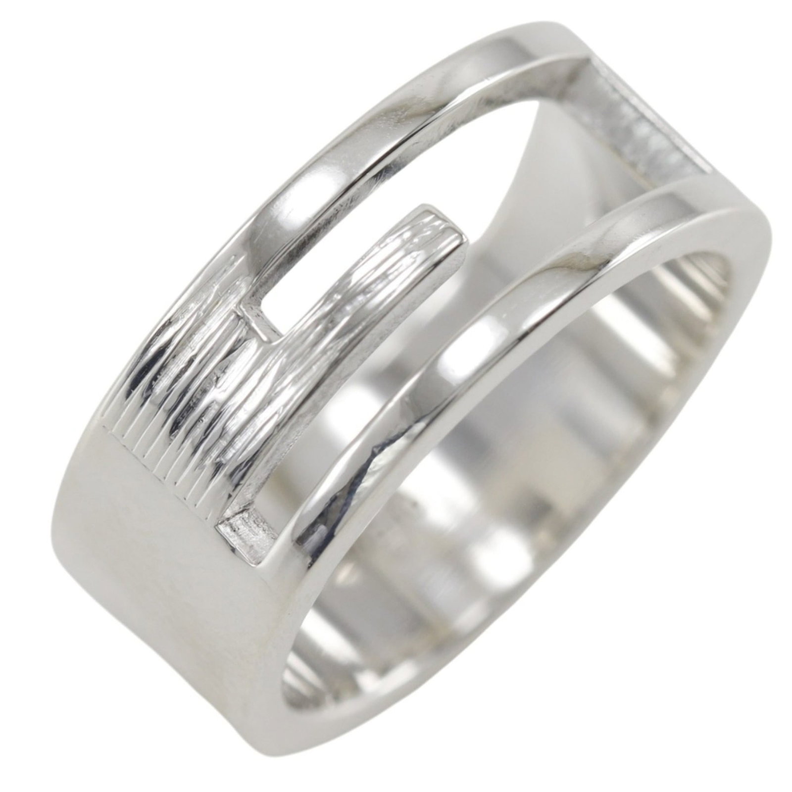 GUCCI Band Ring Silver 925: GUCCI Band Ring Silver 925 Silver 925 band ring from Gucci, a stylish and versatile accessory for everyday wear. The ring features a sleek design with minor scratches or light marks, giving it a gentl