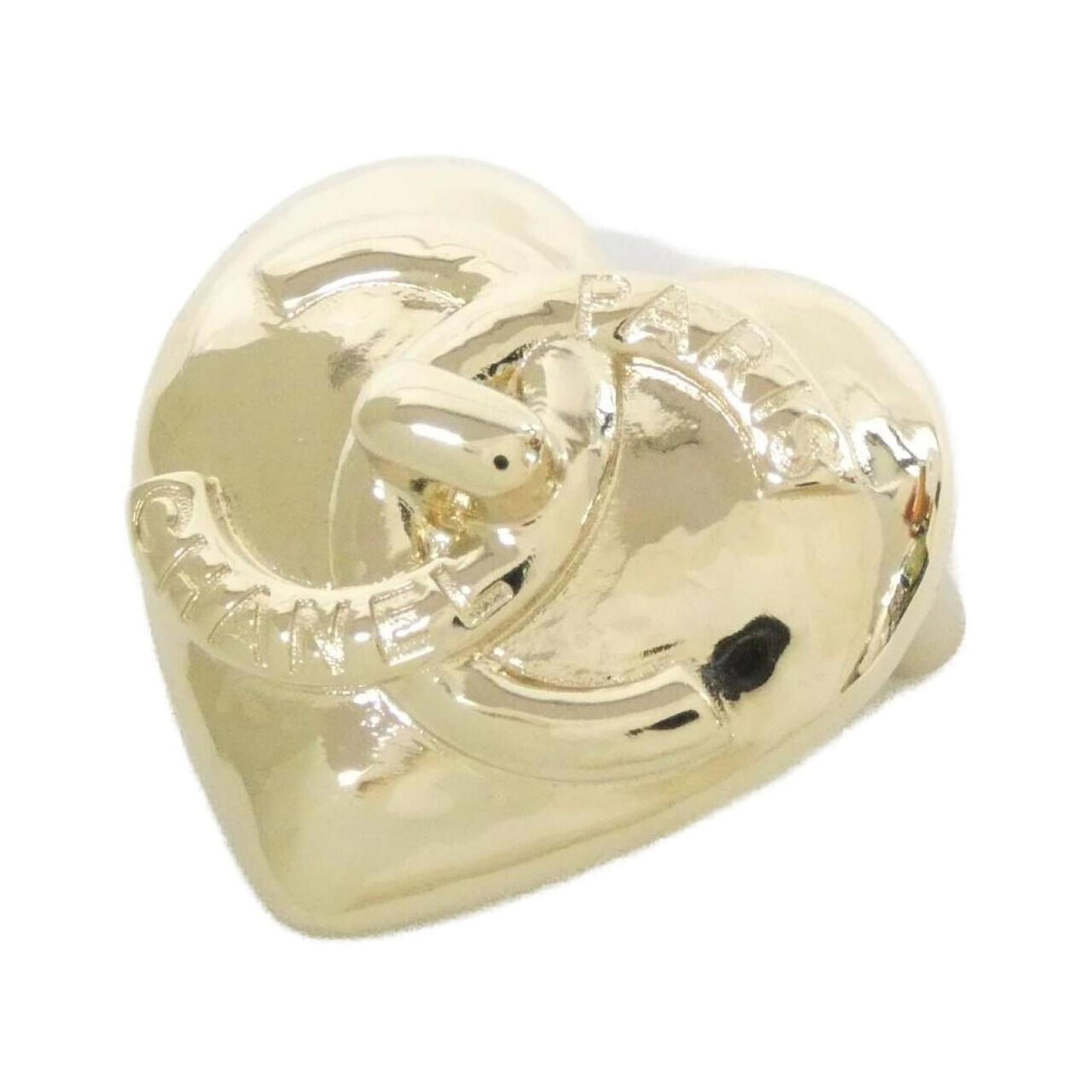 CHANEL Brooch Gold: CHANEL Brooch Gold The CHANEL Brooch Gold is a gently used, very good condition piece featuring a gold finish. It boasts a classic design with a 2.8cm x 3cm size, making it a stylish addition to any