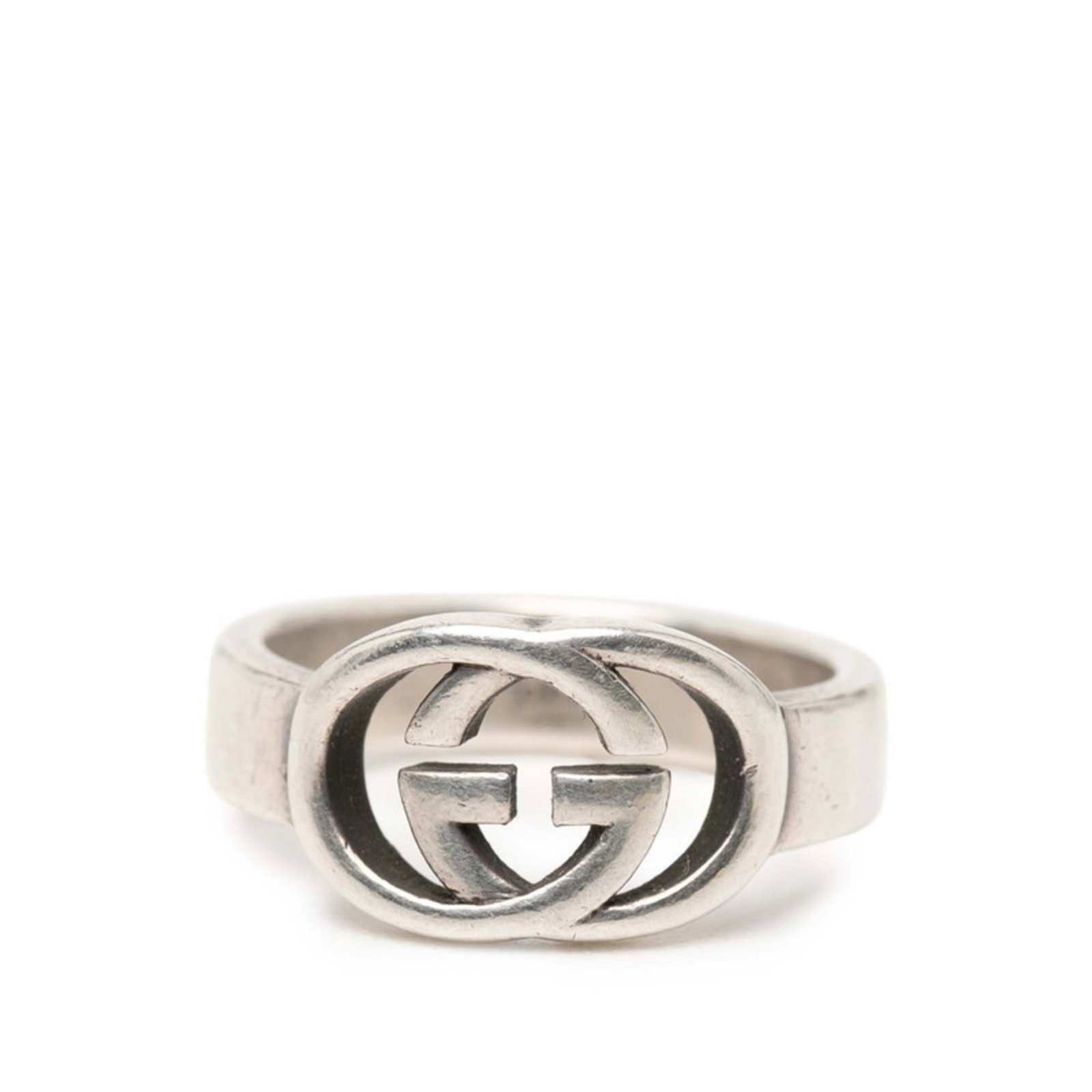 GUCCI Band Ring Silver 925: GUCCI Band Ring Silver 925 Silver 925 band ring from Gucci, featuring a sleek and modern design. This used ring shows visible wear with scratches and scuffs, but remains fully functional and in good c