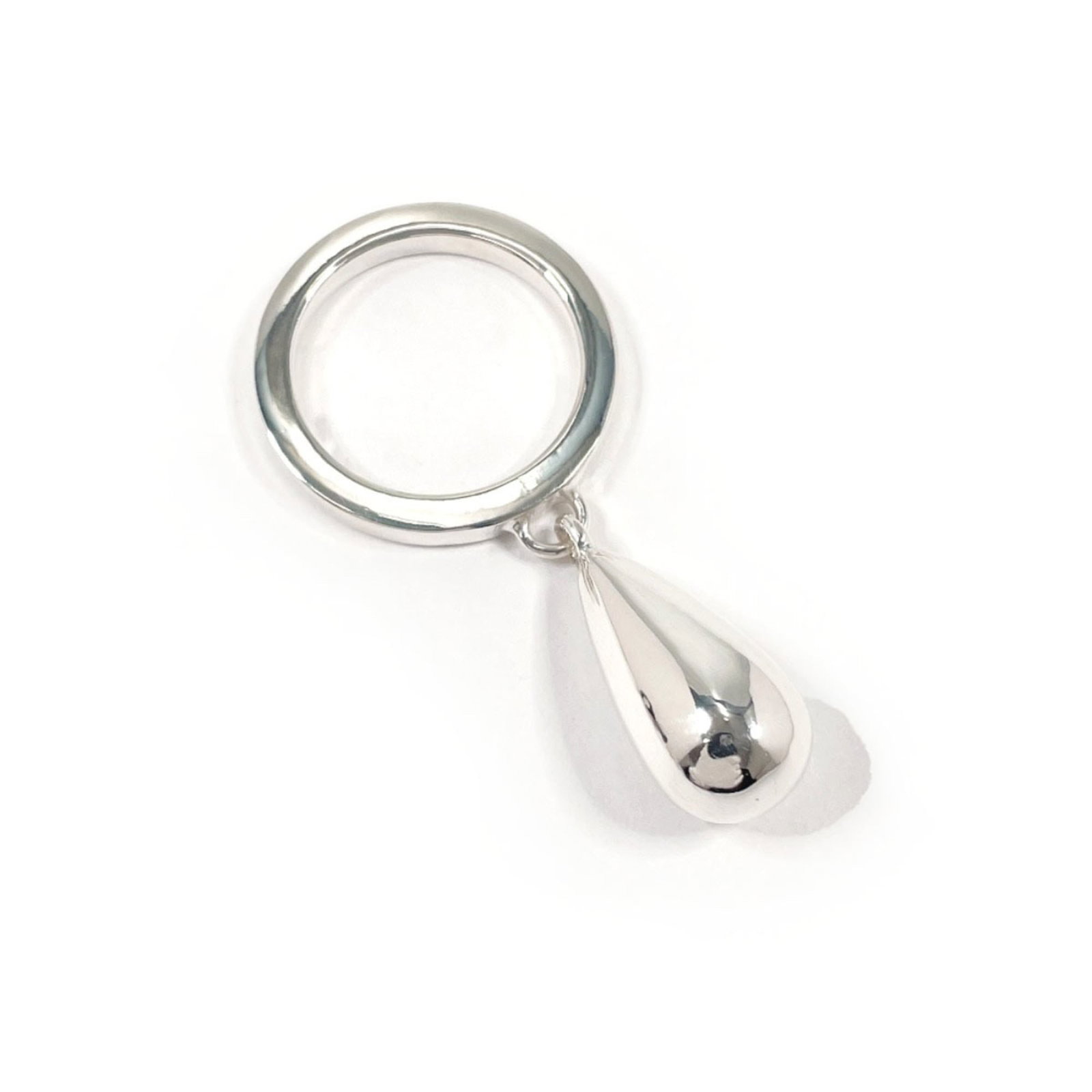 GUCCI Band Ring Silver 925: GUCCI Band Ring Silver 925 Silver 925 band ring from Gucci, made in Italy, with a sleek and modern design. This like-new used ring features a subtle shine and a comfortable fit, suitable for everyday 