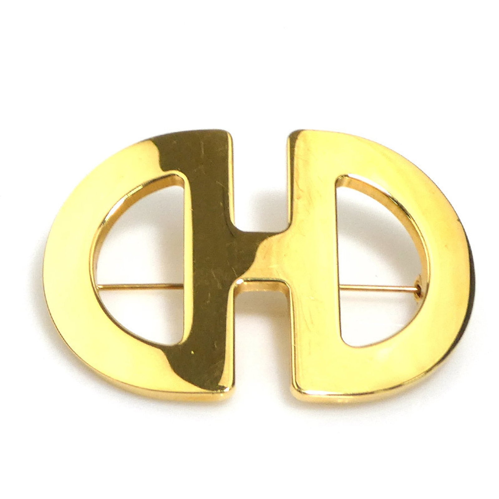 CELINE Brooch Metal: CELINE Brooch Metal The Celine Brooch Metal is a gold metal brooch featuring a sleek design, measuring 4cm x 6cm. With visible scratches and scuffs, this item showcases its used condition, adding a to