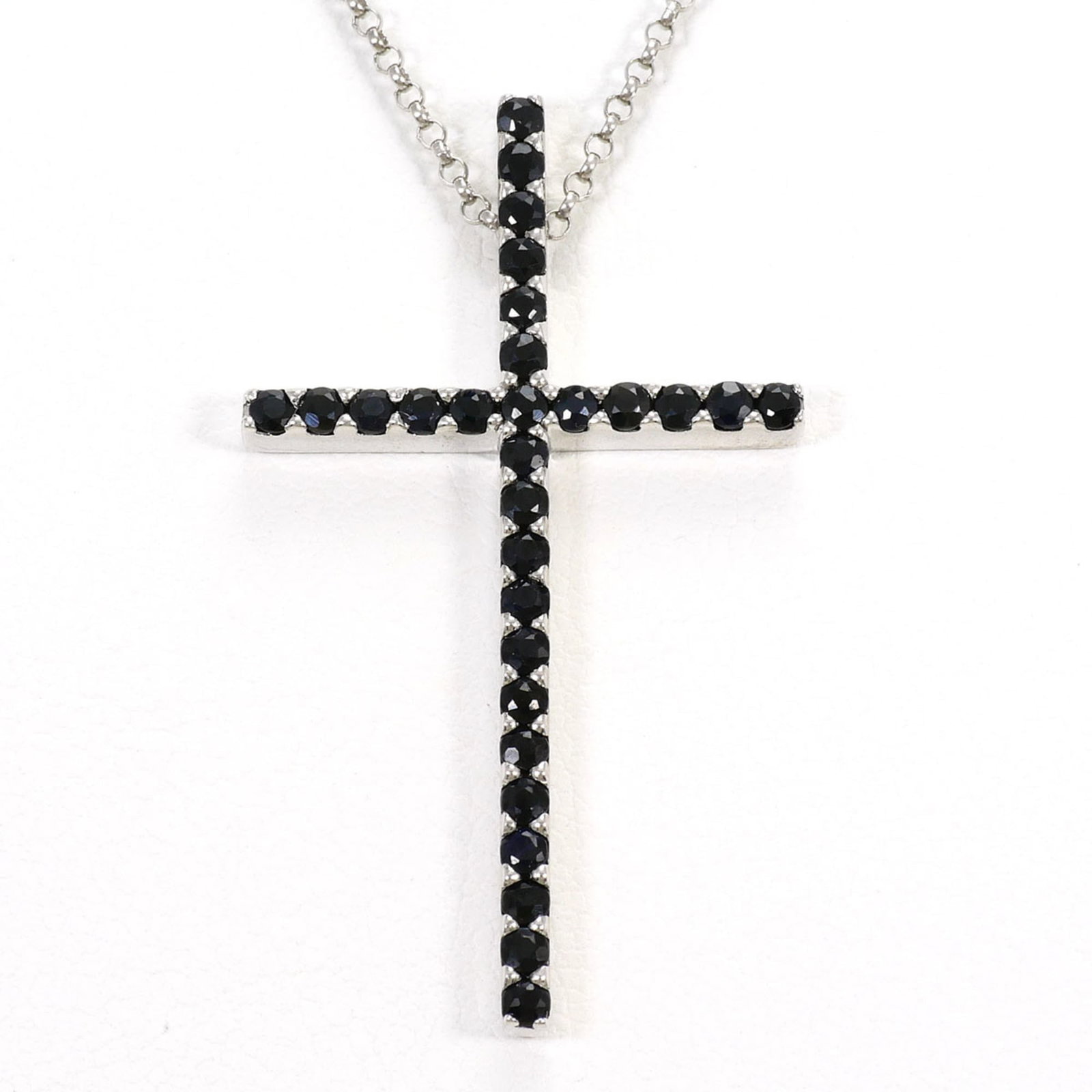 White Gold (18K): White Gold (18K) White gold (18K) necklace with a 5g sapphire pendant, featuring a sleek black finish and a sturdy 39 cm chain. The pendant measures 37mm x 21mm and the necklace is in like new