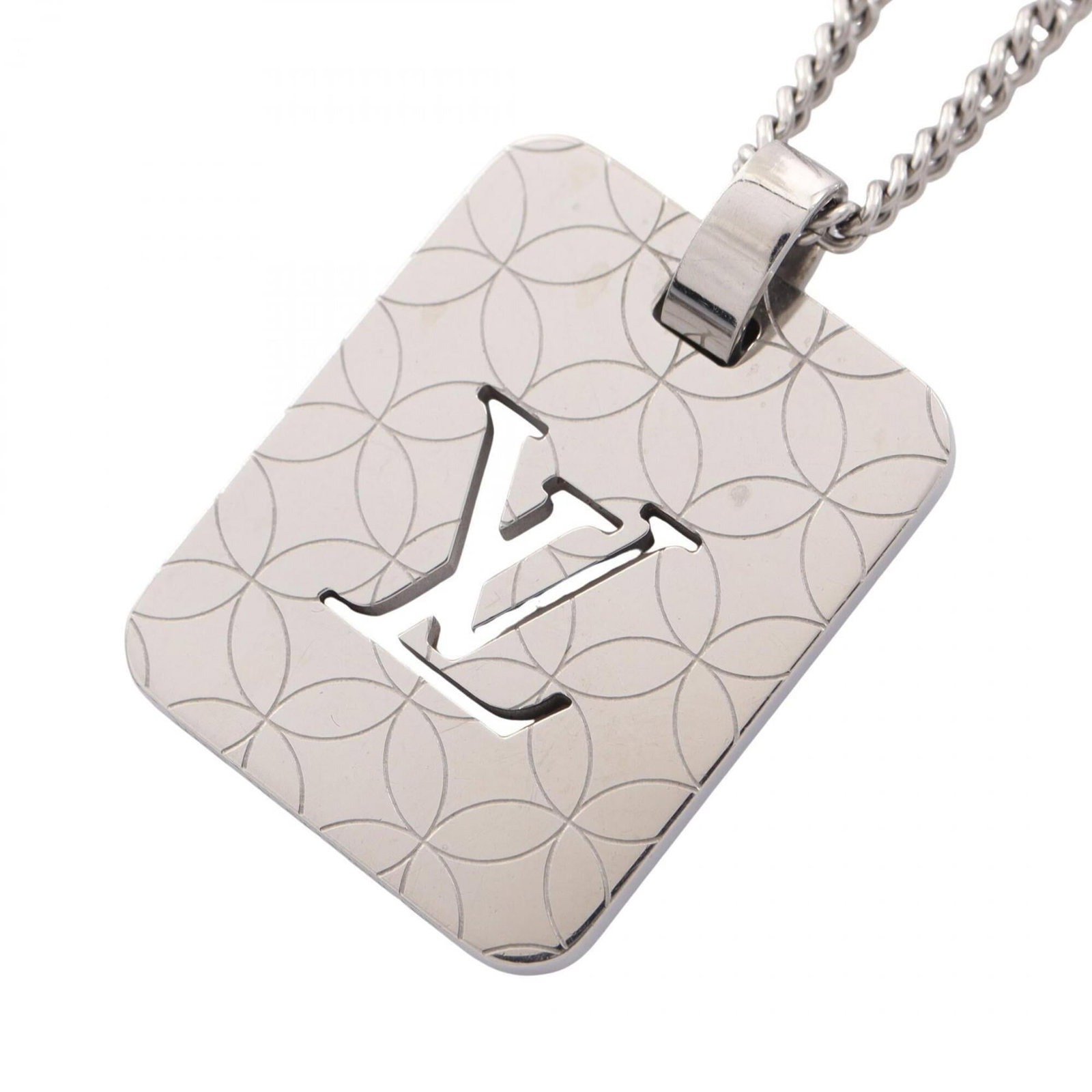 LOUIS VUITTON Metal: LOUIS VUITTON Metal Silver Louis Vuitton Metal Necklace with 25mm x 20mm Pendant. This gently used necklace features a metal pendant with a silver finish, measuring 58.5 cm in circumference. With mino