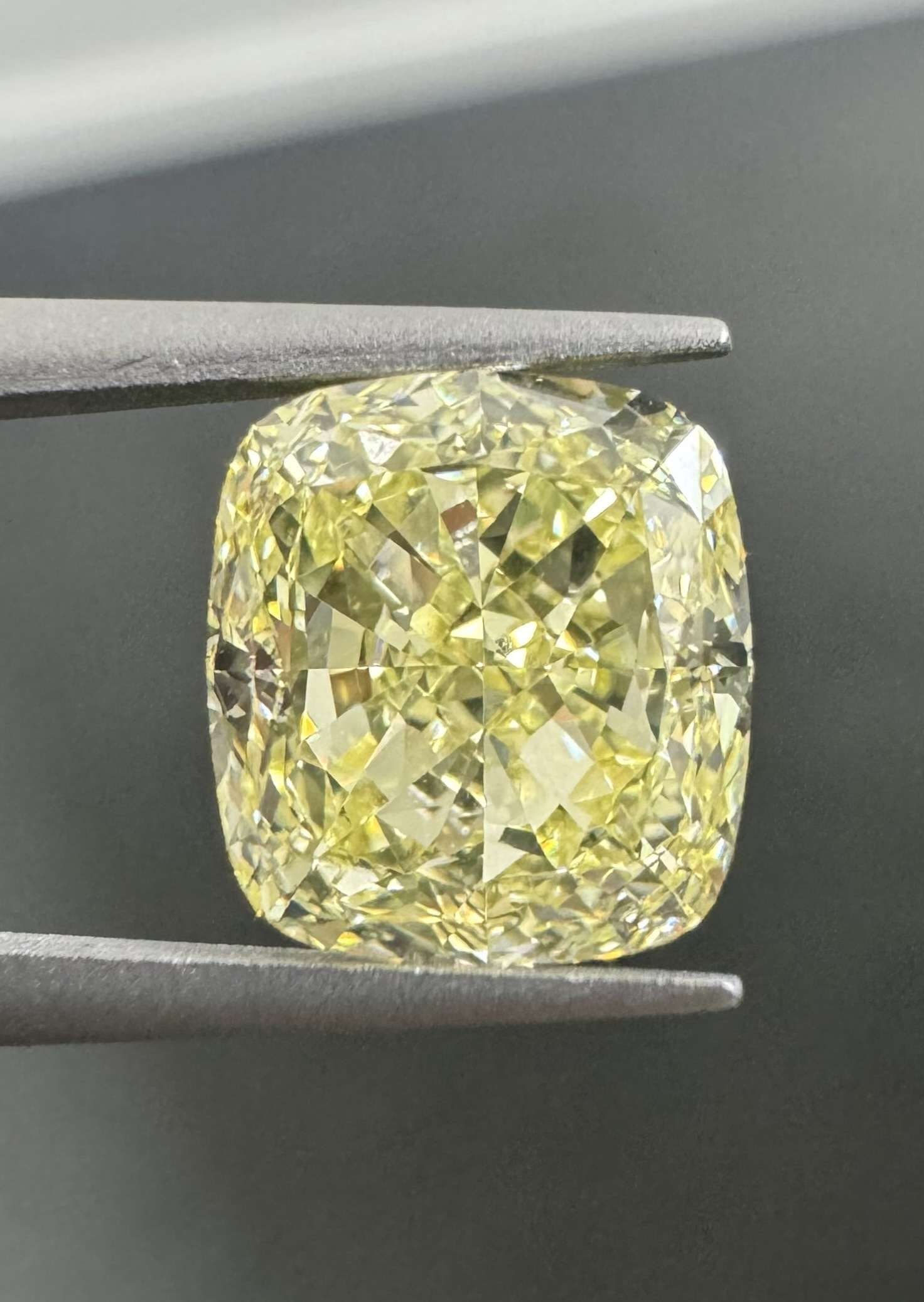 GIA Cushion Brilliant 2.51ct Fancy Yellow VVS1 - Loose Natural Diamond: GIA Cushion Brilliant 2.51ct Fancy Yellow VVS1 - Loose Natural Diamond GIA certified, this 2.51ct Fancy Yellow VVS1 diamond boasts exceptional clarity and color, with a vibrant yellow hue and EX polis