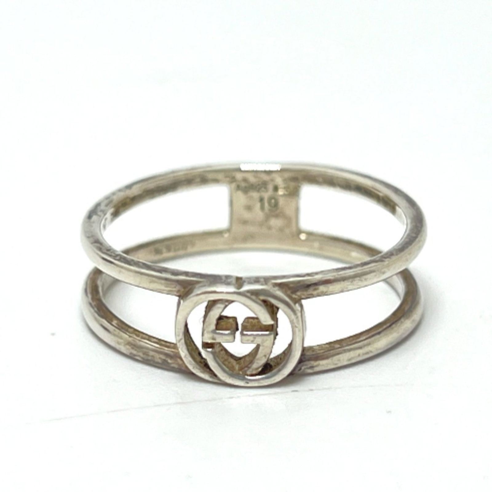 GUCCI Band Ring Silver 925: GUCCI Band Ring Silver 925 Silver 925 band ring from Gucci, a stylish and elegant accessory. This women's band ring features a sleek silver design, made from high-quality 925 sterling silver. In excel