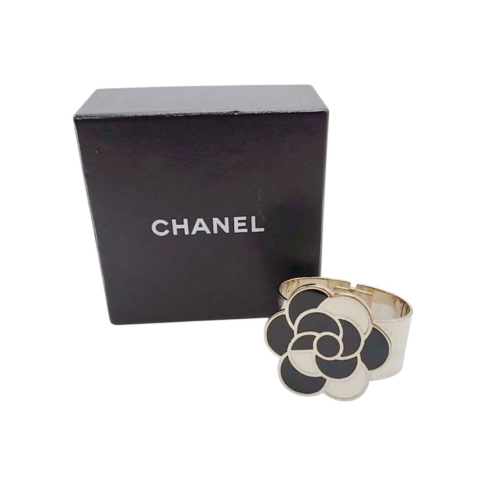 CHANEL Bangle Metal: CHANEL Bangle Metal Black and White Chanel Bangle Metal - A Timeless French Design. This 6cm diameter, 2.8cm wide bangle features a sleek metal design with a total length of 18cm, weighing 91g.
