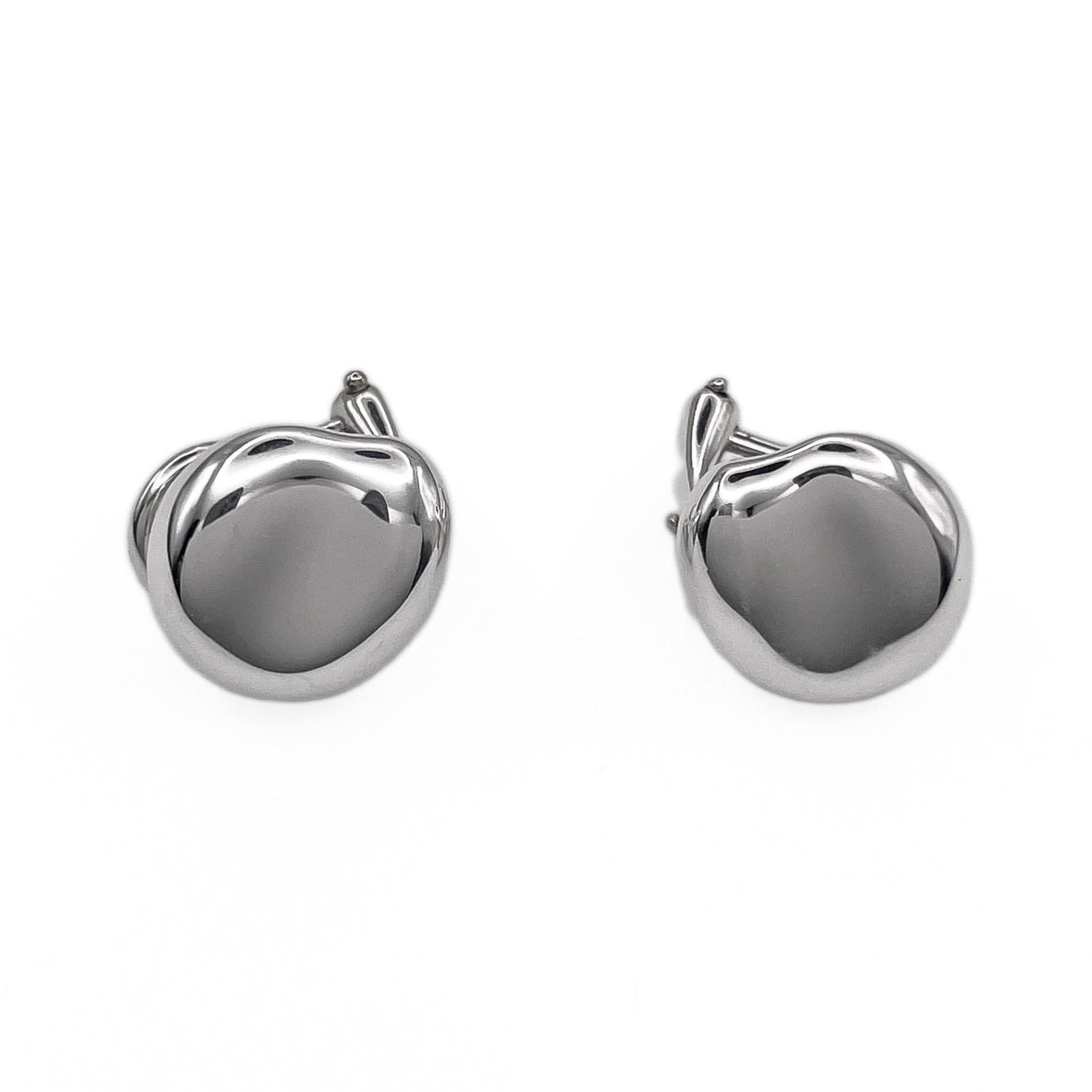 TIFFANY Clip Earrings Silver 925: TIFFANY Clip Earrings Silver 925 Silver 925 clip earrings from Tiffany, featuring a sleek and modern design. Gently used with minor signs of wear, these clip earrings showcase the elegant simplicity