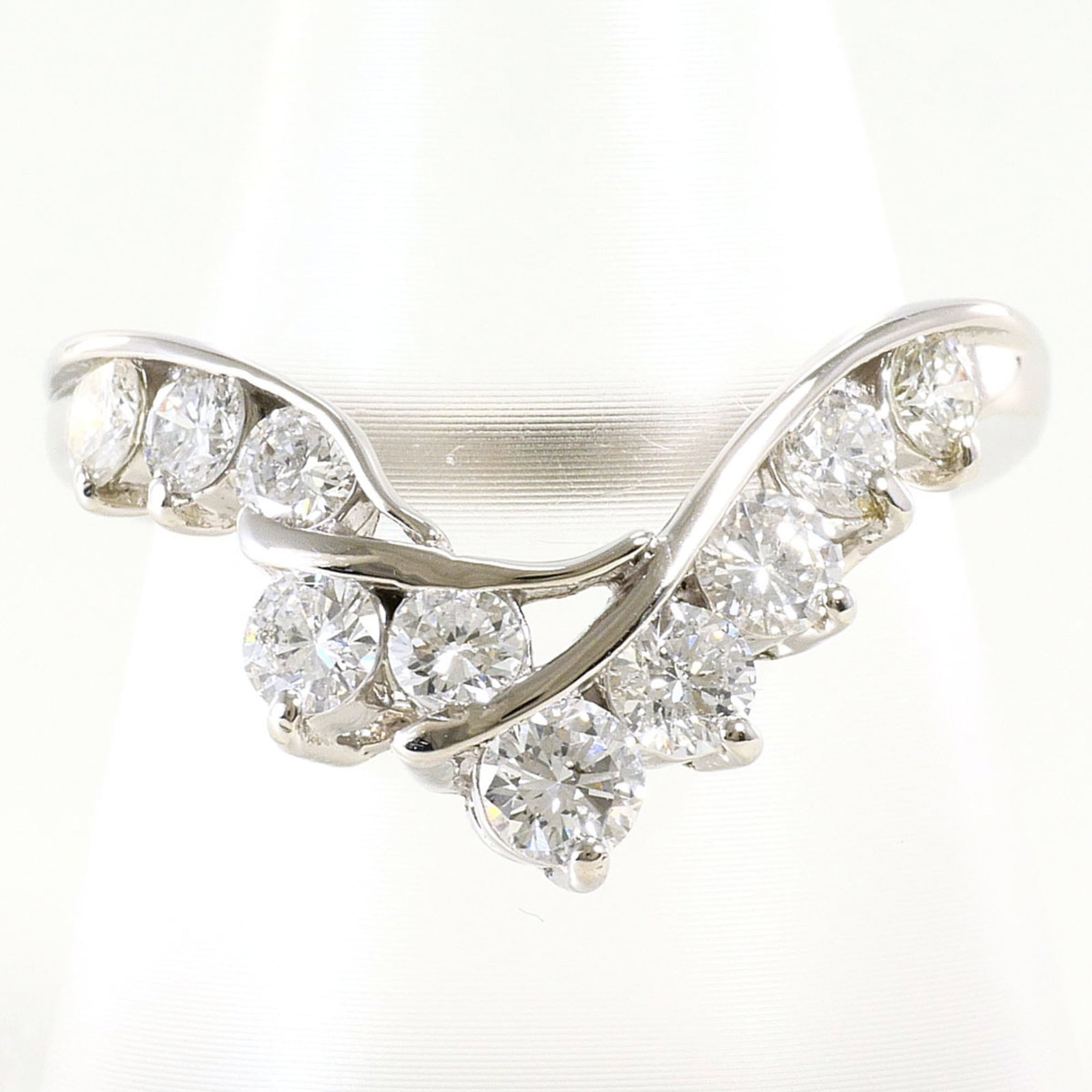 Band Ring Platinum 900: Band Ring Platinum 900 Platinum 900 band ring features a diamond stone set in a high-quality platinum metal. Made with 900 platinum, this ring boasts a luxurious feel and durability. Its sleek design 