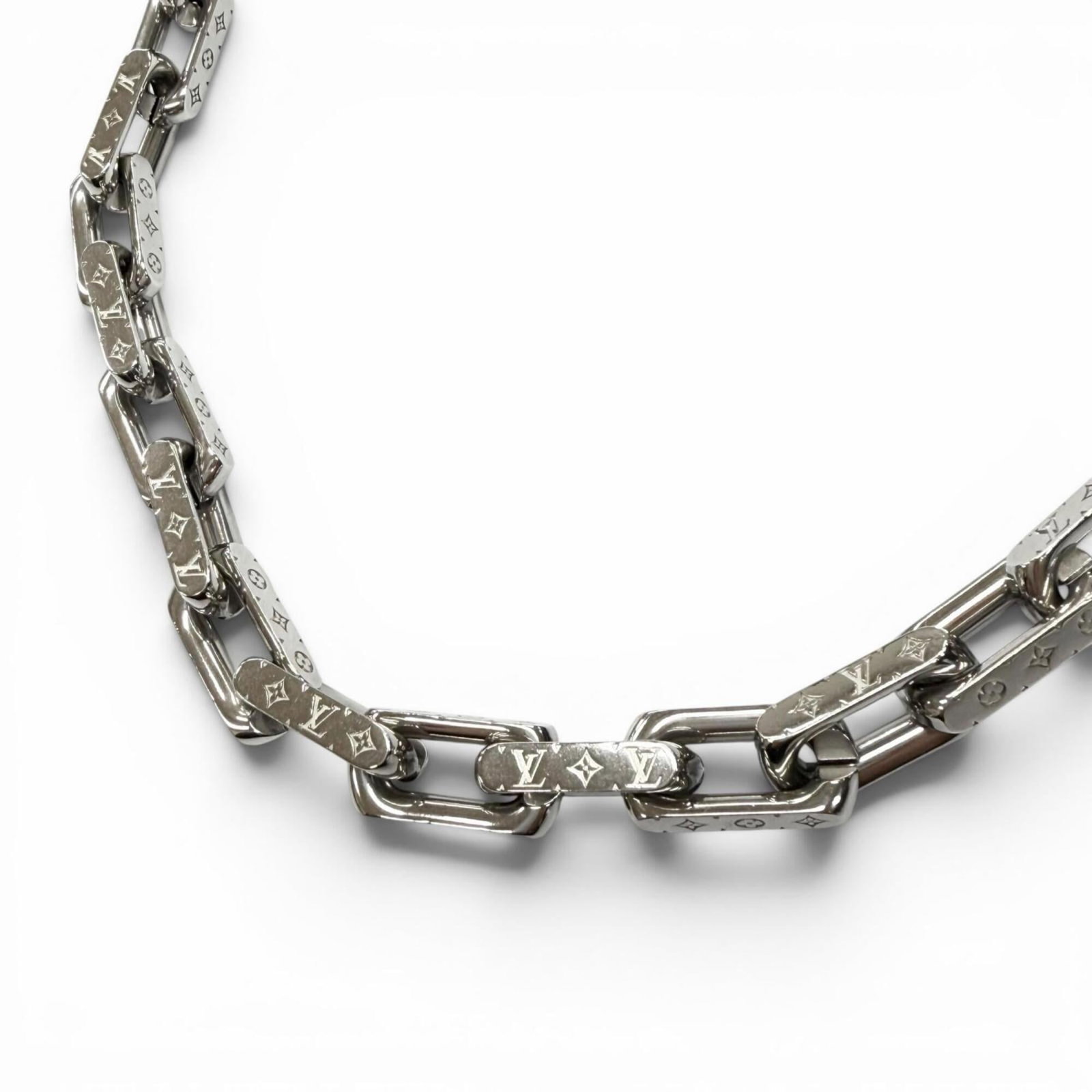 LOUIS VUITTON Silver: LOUIS VUITTON Silver Silver Louis Vuitton necklace with a 54 cm / 21.25'' neck circumference, bearing minor signs of wear and small scratches or light marks. The item is in very good condition, gently