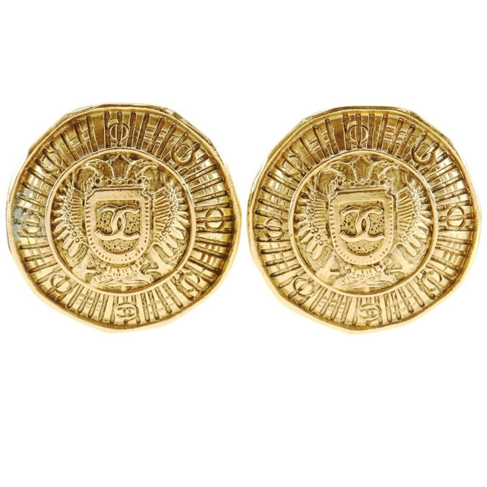 CHANEL Clip Earrings Gold Plating: CHANEL Clip Earrings Gold Plating Gold plated Clip earrings from CHANEL, featuring a classic design with a subtle touch of luxury. Gently used with minor signs of wear, these earrings showcase a beaut
