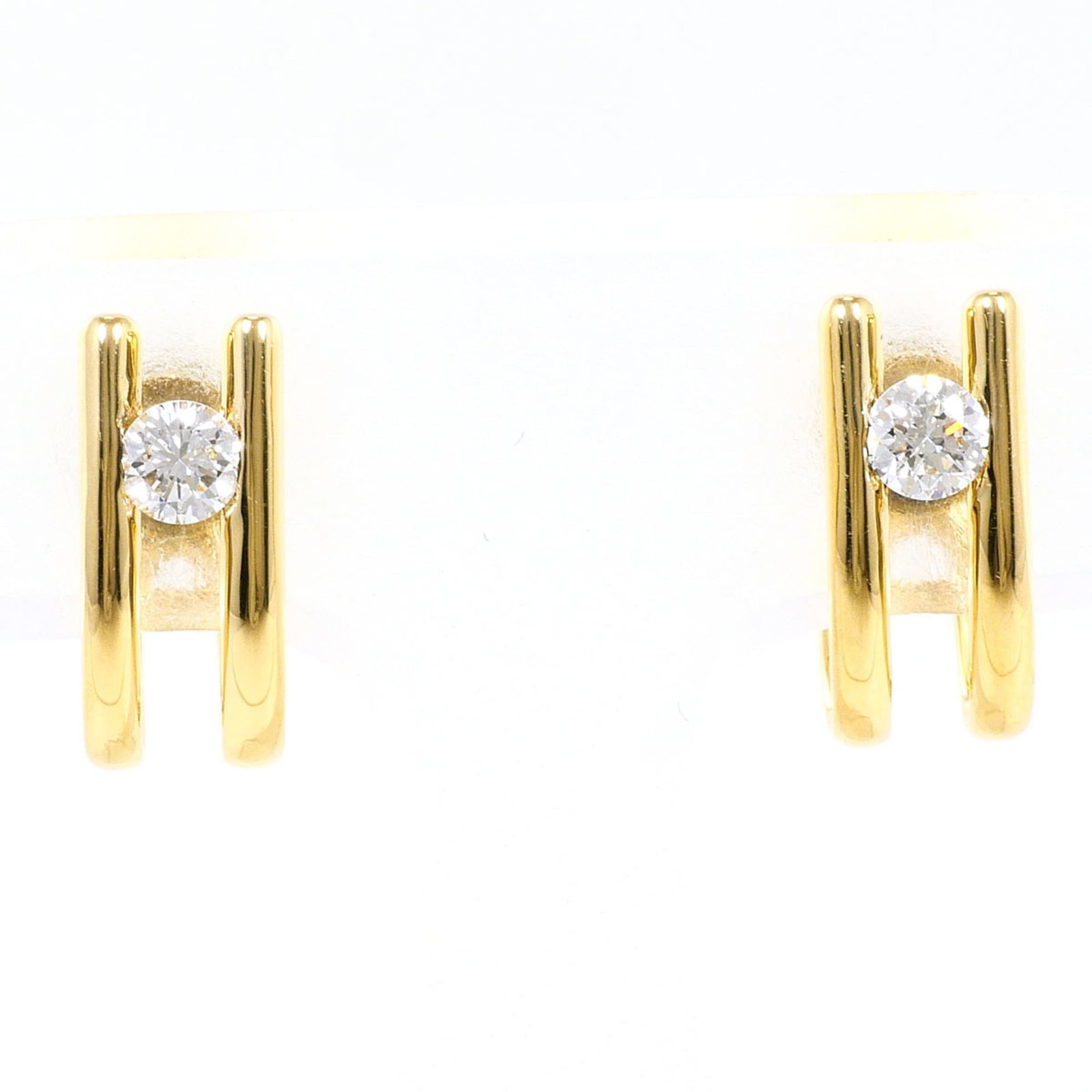 Clip Earrings Yellow Gold (18K): Clip Earrings Yellow Gold (18K) Clip earrings in 18K yellow gold, featuring a diamond stone, are available in this listing. The 18K gold metal purity and yellow gold color provide a luxurious look,