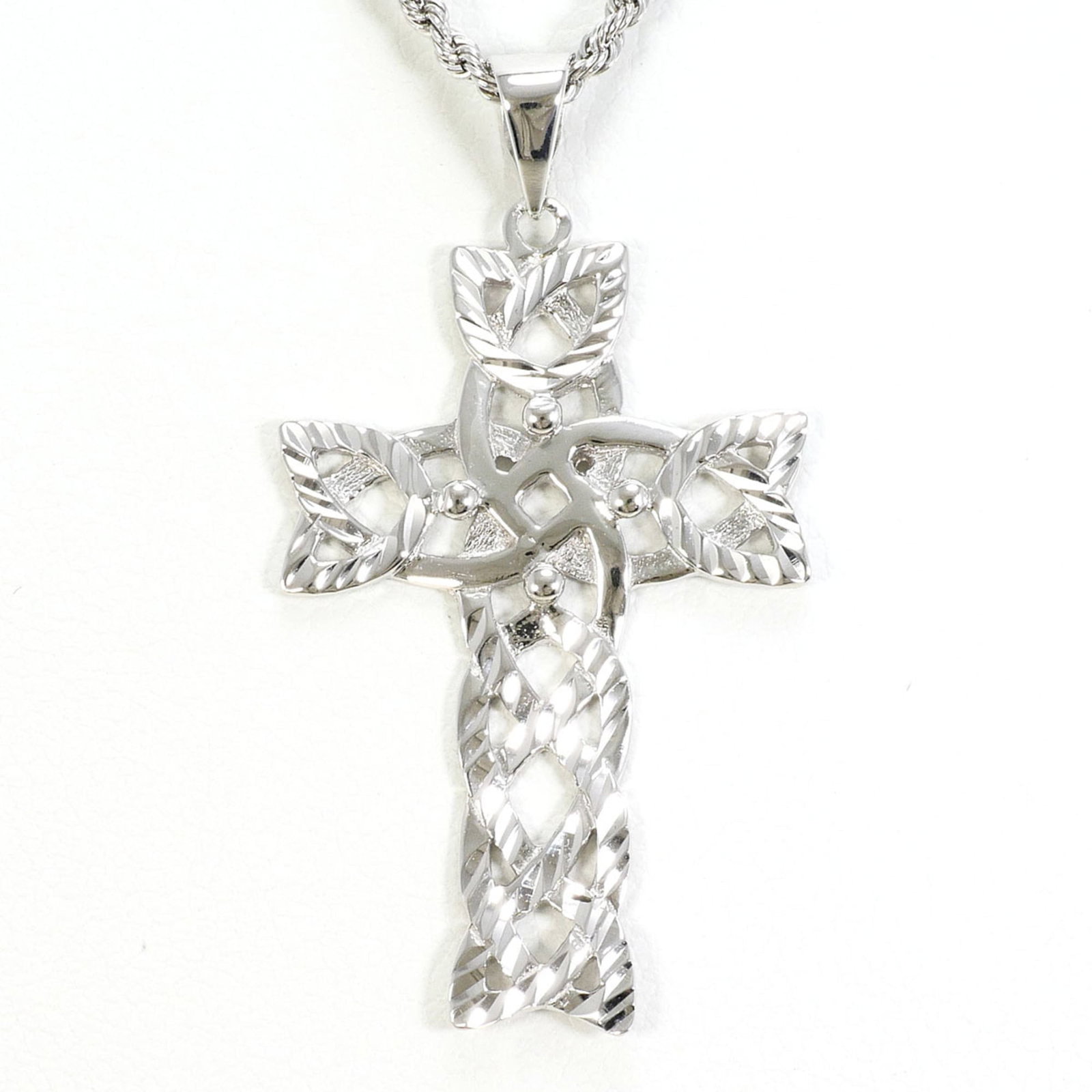 White Gold (14K): White Gold (14K) White gold (14K) necklace with a 38mm x 21mm pendant, set in a high-quality 14K white gold chain, weighing 3.8g. This necklace is in like new condition, with only the faintest traces