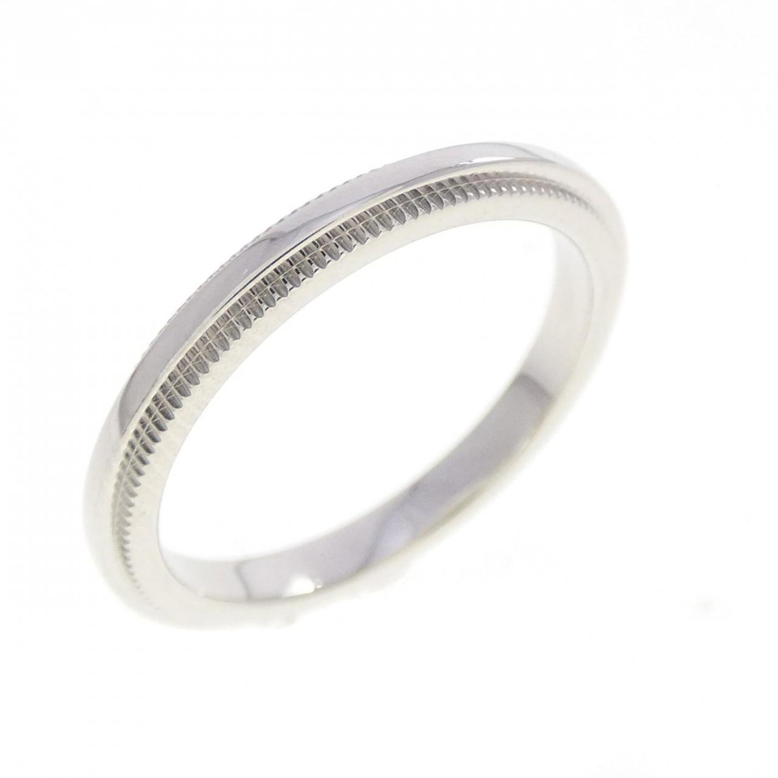TIFFANY Band Ring Platinum 950: TIFFANY Band Ring Platinum 950 Platinum 950 Tiffany band ring in excellent condition, featuring a sturdy and elegant design. The ring bears minor signs of wear, including small scratches or light
