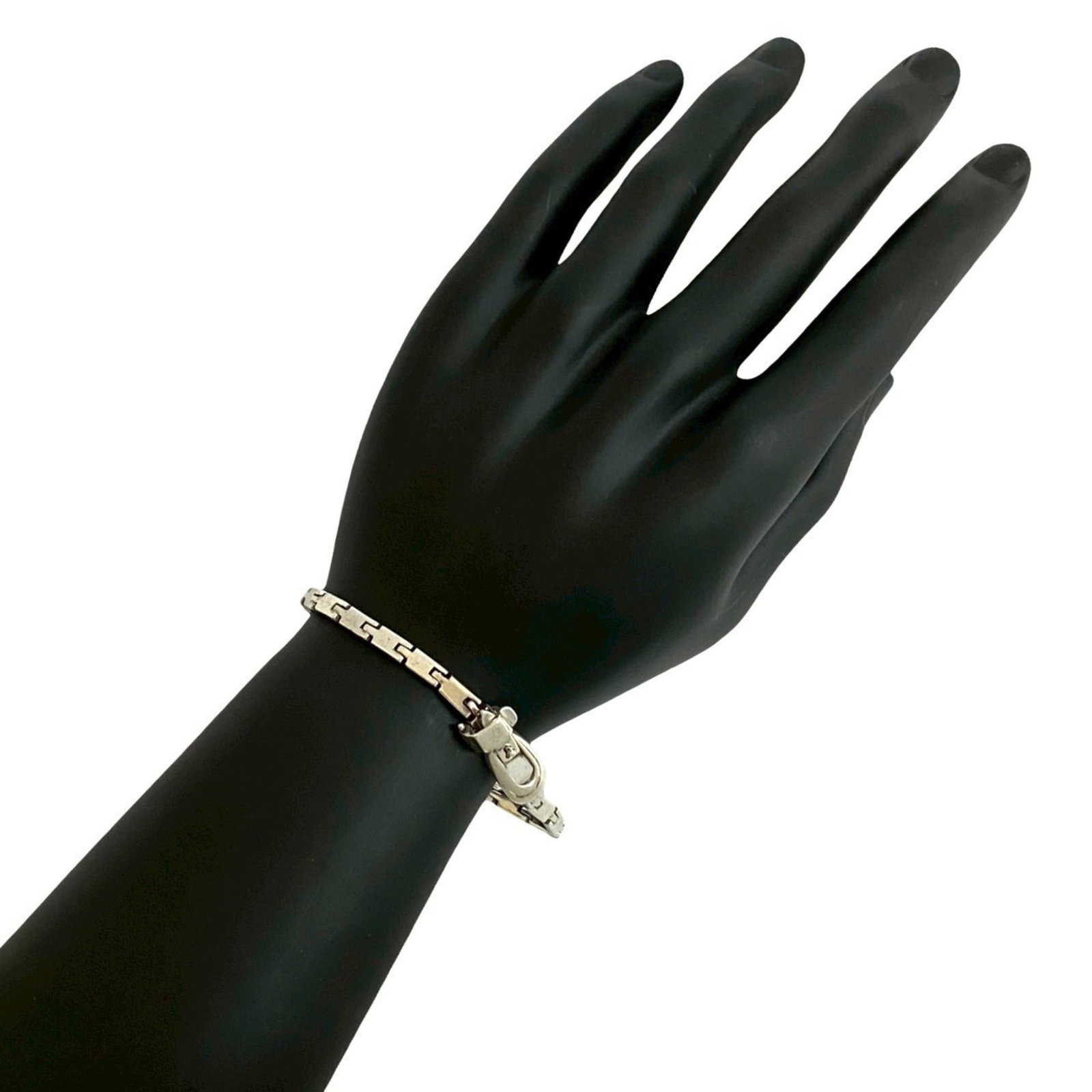 GUCCI Bangle Silver 925: GUCCI Bangle Silver 925 Silver 925 bangle from Gucci, featuring a classic design with visible scratches and scuffs, adding to its worn charm. This 20.5cm / 8.07'' bangle is made from high-quality