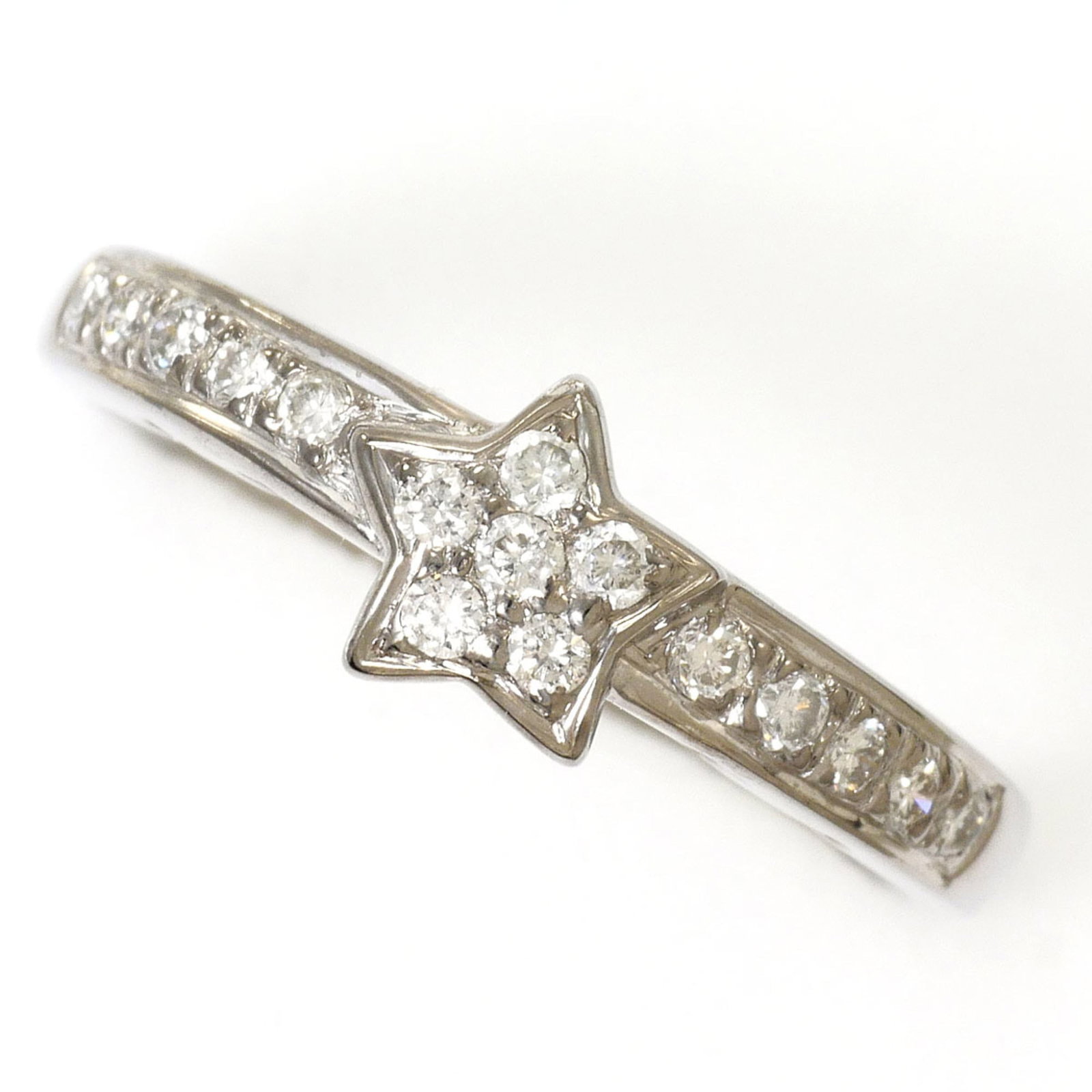 Band Ring White Gold (18K): Band Ring White Gold (18K) White gold band ring with a 0.24ct diamond, crafted from 18K metal, offering a sleek and elegant look. This 6.5 US size ring boasts a 7mm width and weighs 3.8g, making it a