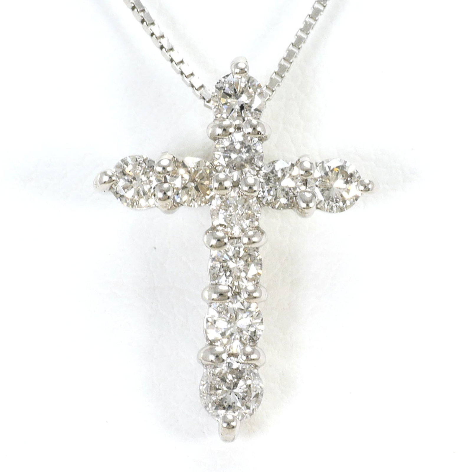 Platinum 850 Platinum 900: Platinum 850 Platinum 900 Platinum 850 and 900 necklace features a stunning diamond pendant set in platinum metal, with a 40cm chain circumference and pendant size of 17mm x 12mm. Made from