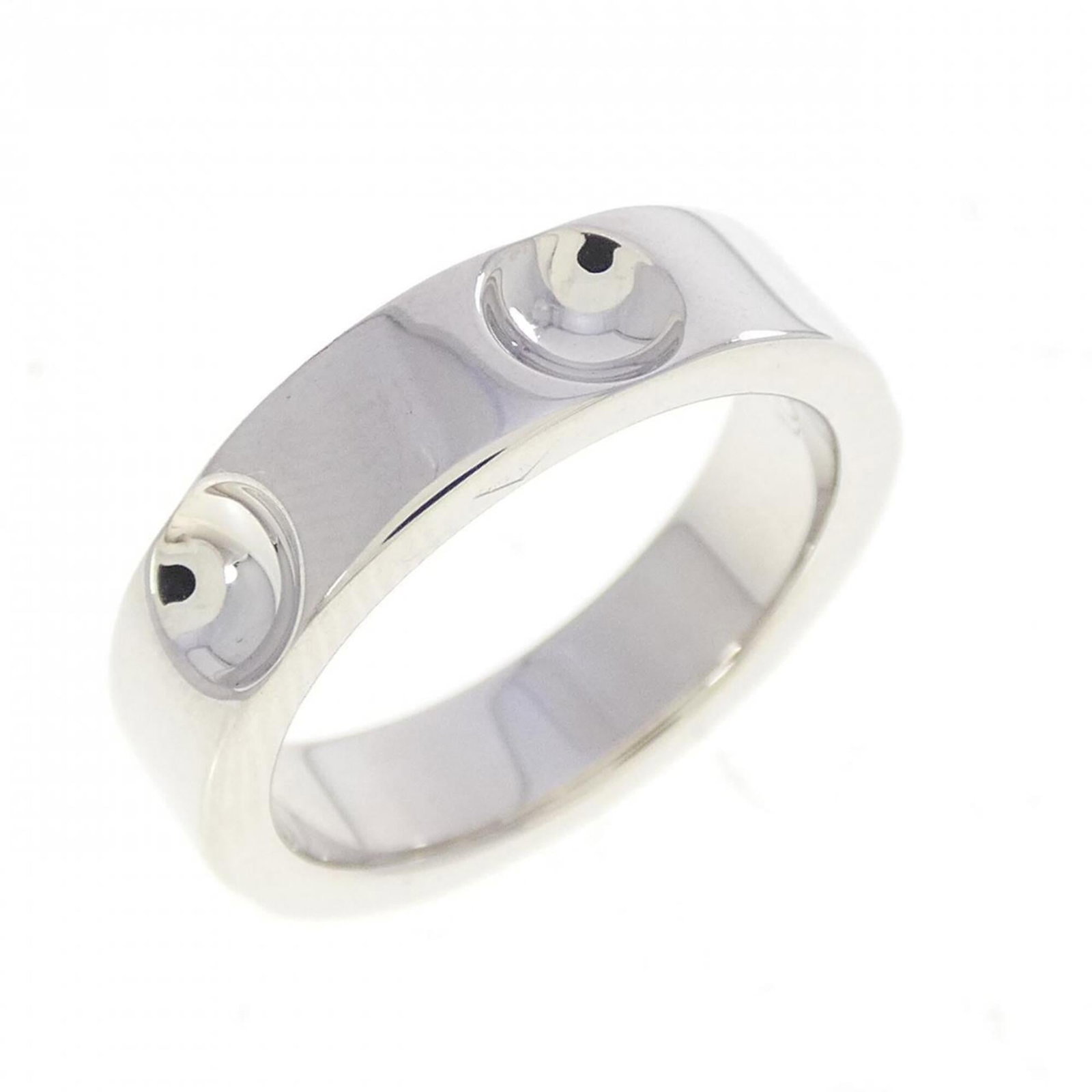 LOUIS VUITTON Band Ring White Gold (18K): LOUIS VUITTON Band Ring White Gold (18K) White gold (18K) band ring from Louis Vuitton, featuring a classic design with minor signs of wear. The ring bears a signature, but its authenticity cannot be