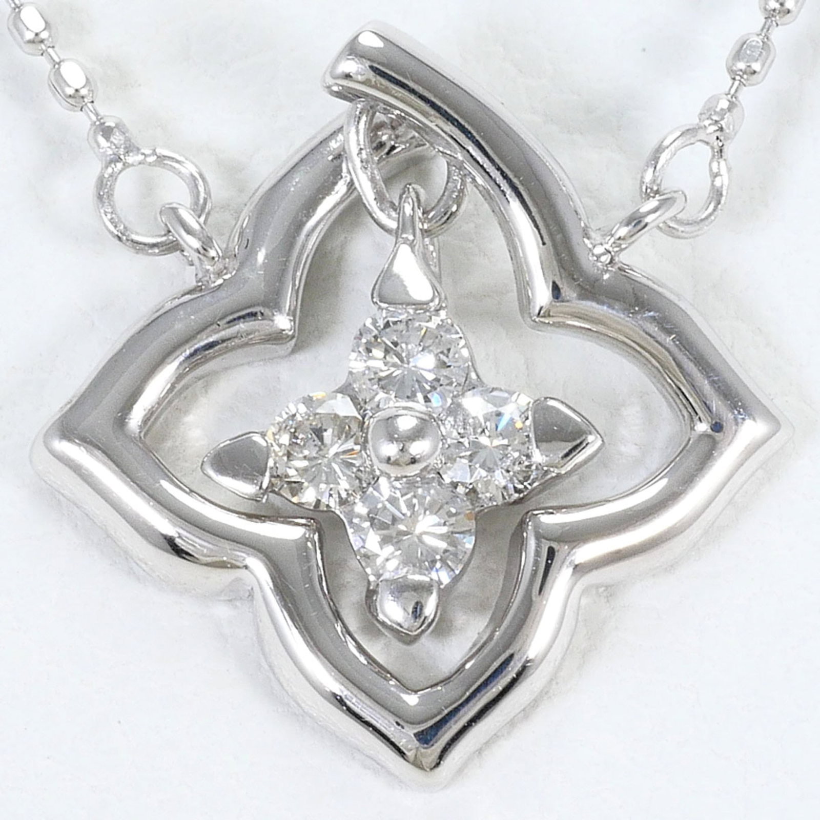 White Gold (18K): White Gold (18K) White gold (18K) necklace with a 0.11ct diamond pendant, crafted from 18K metal and featuring a 40cm chain circumference. The necklace is in like new condition, with only the faintest