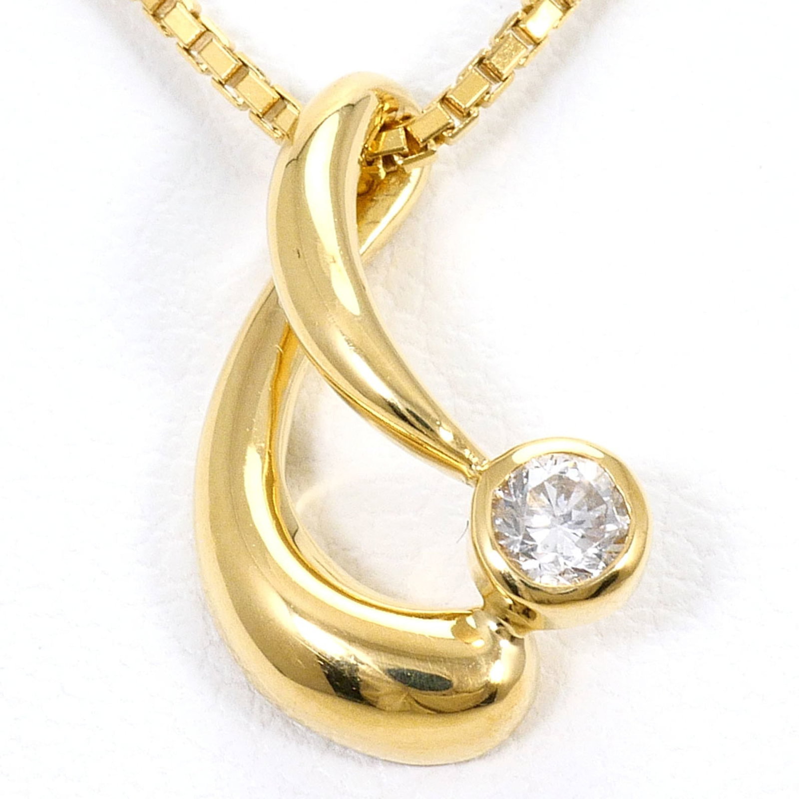 Yellow Gold (18K): Yellow Gold (18K) Yellow gold (18K) necklace with a 0.10ct diamond pendant, crafted from 18K gold for a luxurious touch. The necklace boasts a 43cm circumference and measures 14mm x 9mm, making it a
