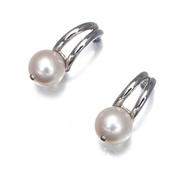 Tasaki Earrings Akoya Pearl 6.4Mm Solitaire 18K 750 White Gold: Tasaki Earrings Akoya Pearl 6.4Mm Solitaire 18K 750 White Gold Tasaki Earrings showcase a stunning 6.4mm Akoya pearl set in 18k white gold, creating a sleek and sophisticated stud earring design. The 